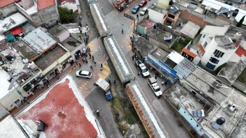 Sin heridos, pero con daños materiales: Tren impacta camioneta en Contla imagen 6