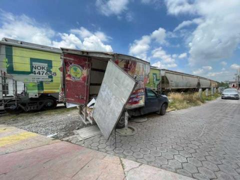 Sin heridos, pero con daños materiales: Tren impacta camioneta en Contla imagen 1