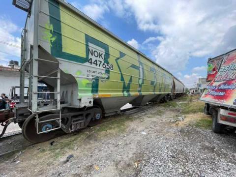 Sin heridos, pero con daños materiales: Tren impacta camioneta en Contla imagen 4