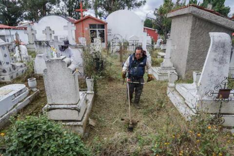 Con jornadas integrales de mantenimiento se atiende panteón municipal de Chiautempan: Blanca Angulo imagen 4