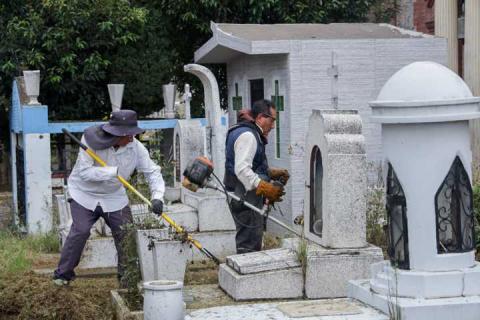 Con jornadas integrales de mantenimiento se atiende panteón municipal de Chiautempan: Blanca Angulo imagen 2