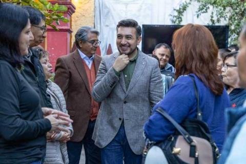 Chava Santos dialoga con vecinos de la calle Abasolo sobre trabajos de reconstrucción imagen 2