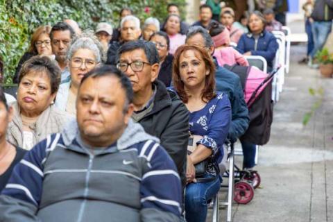 Chava Santos dialoga con vecinos de la calle Abasolo sobre trabajos de reconstrucción imagen 3
