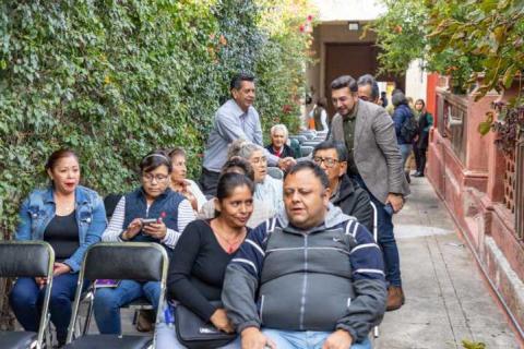 Chava Santos dialoga con vecinos de la calle Abasolo sobre trabajos de reconstrucción imagen 6