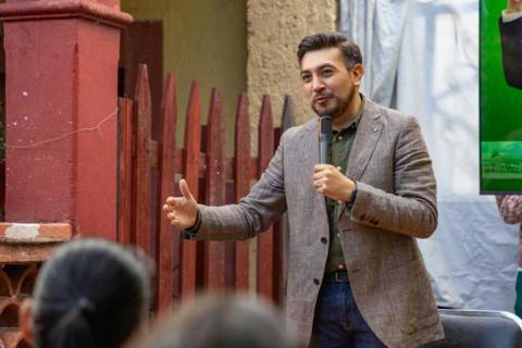Chava Santos dialoga con vecinos de la calle Abasolo sobre trabajos de reconstrucción imagen 1