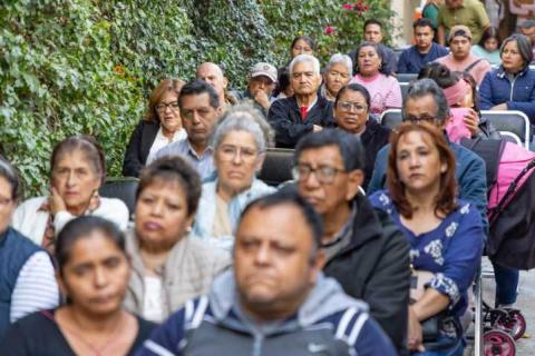 Chava Santos dialoga con vecinos de la calle Abasolo sobre trabajos de reconstrucción imagen 5