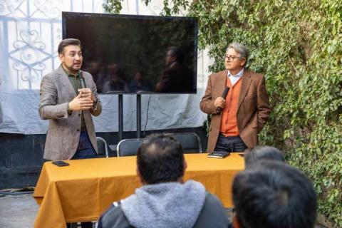 Chava Santos dialoga con vecinos de la calle Abasolo sobre trabajos de reconstrucción imagen 4