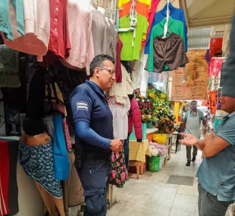 Policía de Chiautempan realiza acciones de proximidad social en el Mercado Hidalgo imagen 3