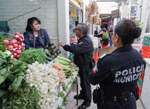 Policía de Chiautempan realiza acciones de proximidad social en el Mercado Hidalgo imagen 1