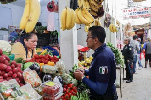 Policía de Chiautempan realiza acciones de proximidad social en el Mercado Hidalgo imagen 2