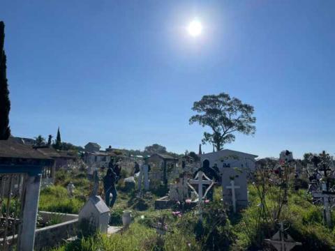 Gobierno de Papalotla realiza faena general en panteón municipal para ofrecer espacios dignos imagen 1