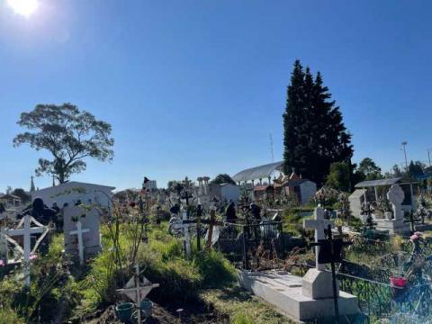 Gobierno de Papalotla realiza faena general en panteón municipal para ofrecer espacios dignos imagen 2