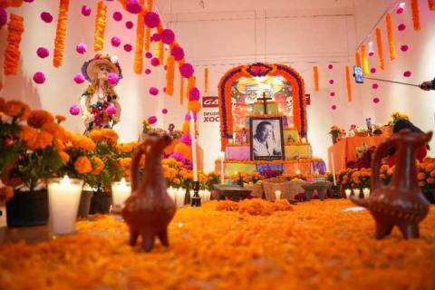 Ayuntamiento de Tlaxcala dedica su ofrenda monumental al Maestro Desiderio Hernández Xochitiotzin imagen 6