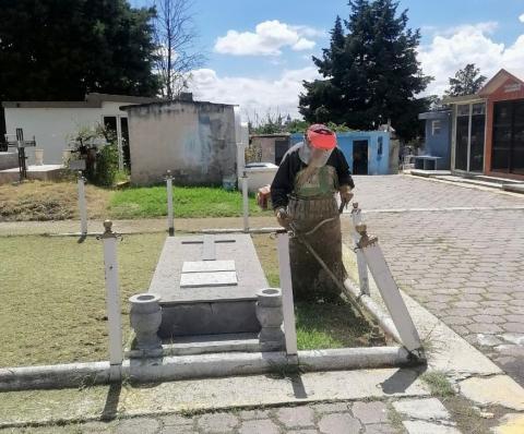 El ayuntamiento de Apizaco realiza mantenimiento e implementa operativo en el panteón municipal imagen 2