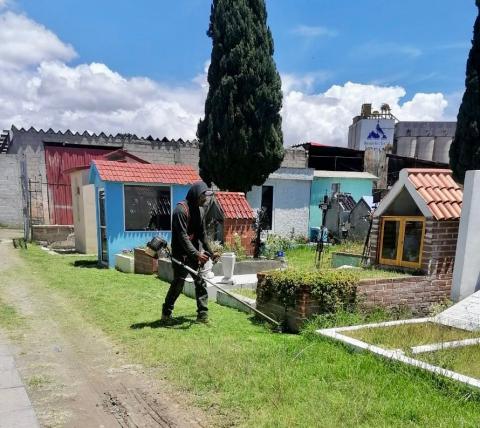 El ayuntamiento de Apizaco realiza mantenimiento e implementa operativo en el panteón municipal imagen 4