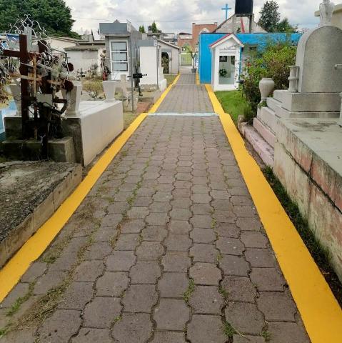 El ayuntamiento de Apizaco realiza mantenimiento e implementa operativo en el panteón municipal imagen 1