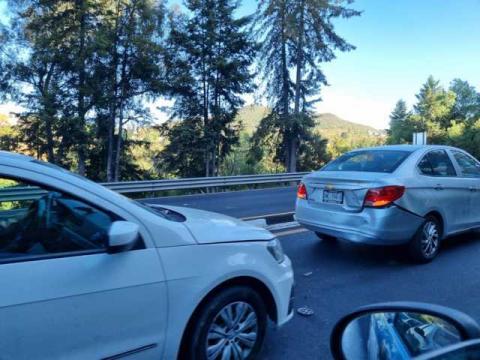 Se registra carambola entre cinco vehículos en la Tlaxcala-Apizaco a la altura de Ocotelulco imagen 1