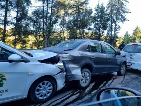 Se registra carambola entre cinco vehículos en la Tlaxcala-Apizaco a la altura de Ocotelulco imagen 5