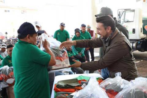 Salvador Santos reconoce la labor del personal de servicios públicos y entrega más de 100 uniformes imagen 4