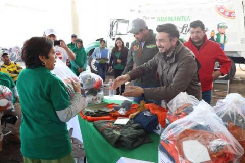 Salvador Santos reconoce la labor del personal de servicios públicos y entrega más de 100 uniformes imagen 7