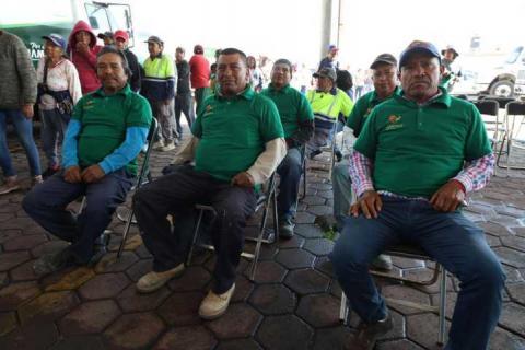 Salvador Santos reconoce la labor del personal de servicios públicos y entrega más de 100 uniformes imagen 5