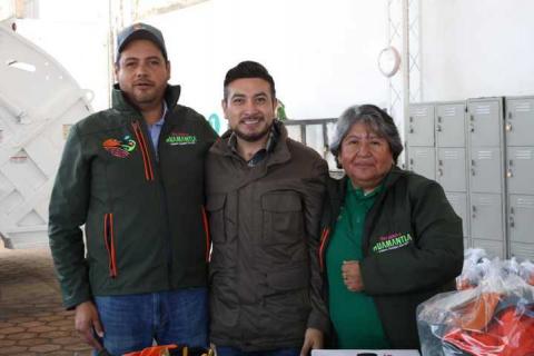 Salvador Santos reconoce la labor del personal de servicios públicos y entrega más de 100 uniformes imagen 1