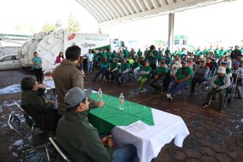 Salvador Santos reconoce la labor del personal de servicios públicos y entrega más de 100 uniformes imagen 9