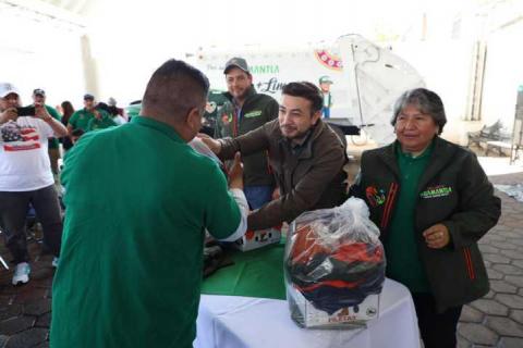 Salvador Santos reconoce la labor del personal de servicios públicos y entrega más de 100 uniformes imagen 2