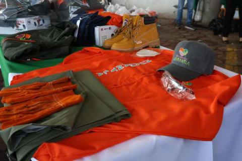 Salvador Santos reconoce la labor del personal de servicios públicos y entrega más de 100 uniformes imagen 3