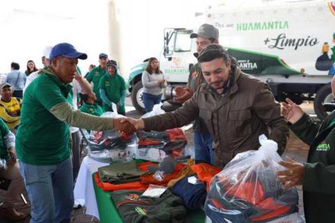 Salvador Santos reconoce la labor del personal de servicios públicos y entrega más de 100 uniformes imagen 8