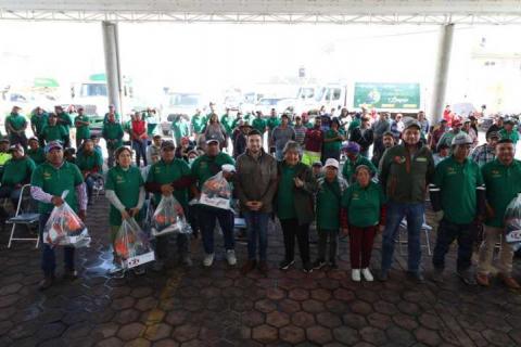 Salvador Santos reconoce la labor del personal de servicios públicos y entrega más de 100 uniformes imagen 6