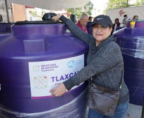 Entregan en Chiautempan tinacos Rotoplas a más de 100 familias imagen 1
