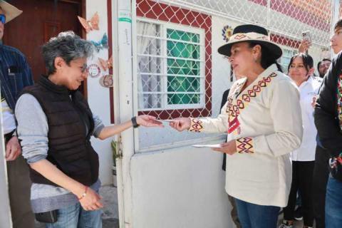 Recorre Ana Lilia Rivera municipios de Tlaxcala; informa casa por casa sus actividades legislativas imagen 4
