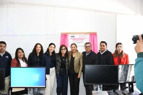 Inaugura alcaldesa Rocío Meléndez, Aula Multimedia donada por Mexico Telecom Partners imagen 2