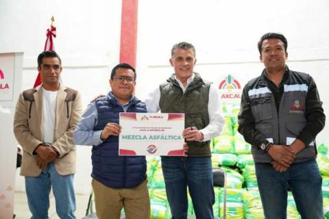 Alcalde entrega 50 toneladas de mezcla asfáltica para reforzar bacheo en la capital imagen 7