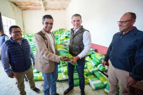 Alcalde entrega 50 toneladas de mezcla asfáltica para reforzar bacheo en la capital imagen 8