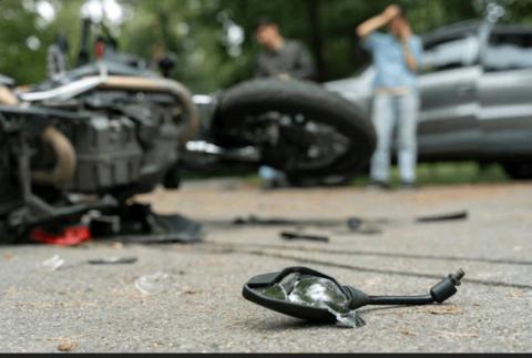 Por aparente exceso de velocidad sujeto cae a un barranco y muere; iba en una moto