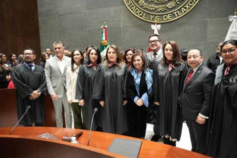 Alfonso Sánchez García, felicitó a Fanny Margarita Amador a su primer informe de labores imagen 6