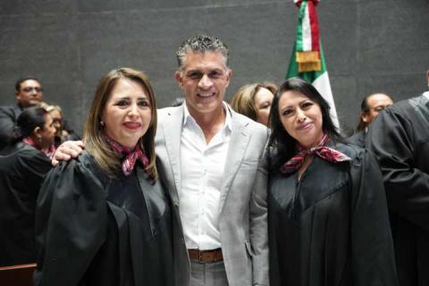 Alfonso Sánchez García, felicitó a Fanny Margarita Amador a su primer informe de labores imagen 2