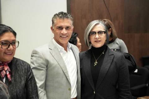 Alfonso Sánchez García, felicitó a Fanny Margarita Amador a su primer informe de labores imagen 1