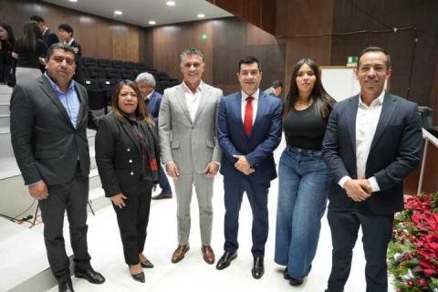 Alfonso Sánchez García, felicitó a Fanny Margarita Amador a su primer informe de labores imagen 4