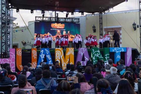 Niñas y niños llenan de alegría y música la Aldea Mágica con cantos y villancicos navideños imagen 8
