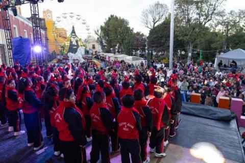 Niñas y niños llenan de alegría y música la Aldea Mágica con cantos y villancicos navideños imagen 10