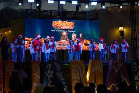 Niñas y niños llenan de alegría y música la Aldea Mágica con cantos y villancicos navideños imagen 3