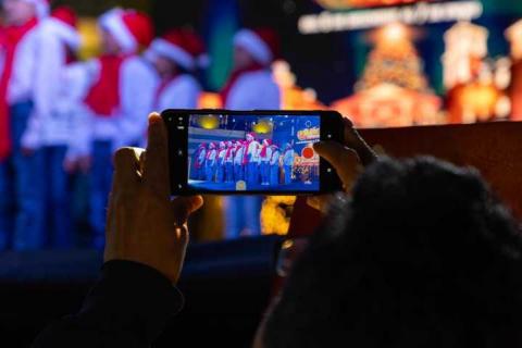 Niñas y niños llenan de alegría y música la Aldea Mágica con cantos y villancicos navideños imagen 1