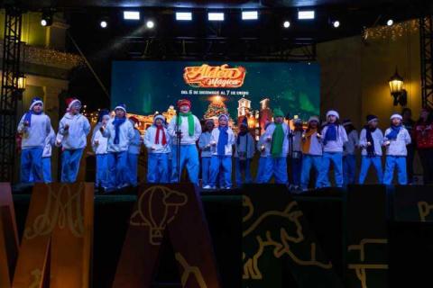 Niñas y niños llenan de alegría y música la Aldea Mágica con cantos y villancicos navideños imagen 2