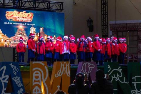 Niñas y niños llenan de alegría y música la Aldea Mágica con cantos y villancicos navideños imagen 4
