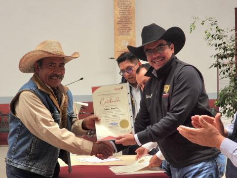 Entregan Certificados de Buenas Practicas Pecuarias en Yauhquemehcan imagen 1
