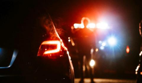 Cansancio al volante provoca volcadura en una barranca; conductor sale con lesiones mínimas