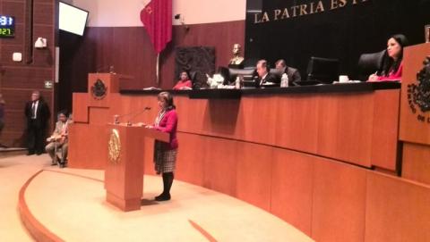 Foto de la Senadora Lorena Cuéllar Cisneros durante su intervención en tribuna presentando la reserva de la Reforma Energética del artículo 25 de la Constitución.